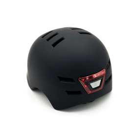 Schwarzer Rollerhelm mit LED